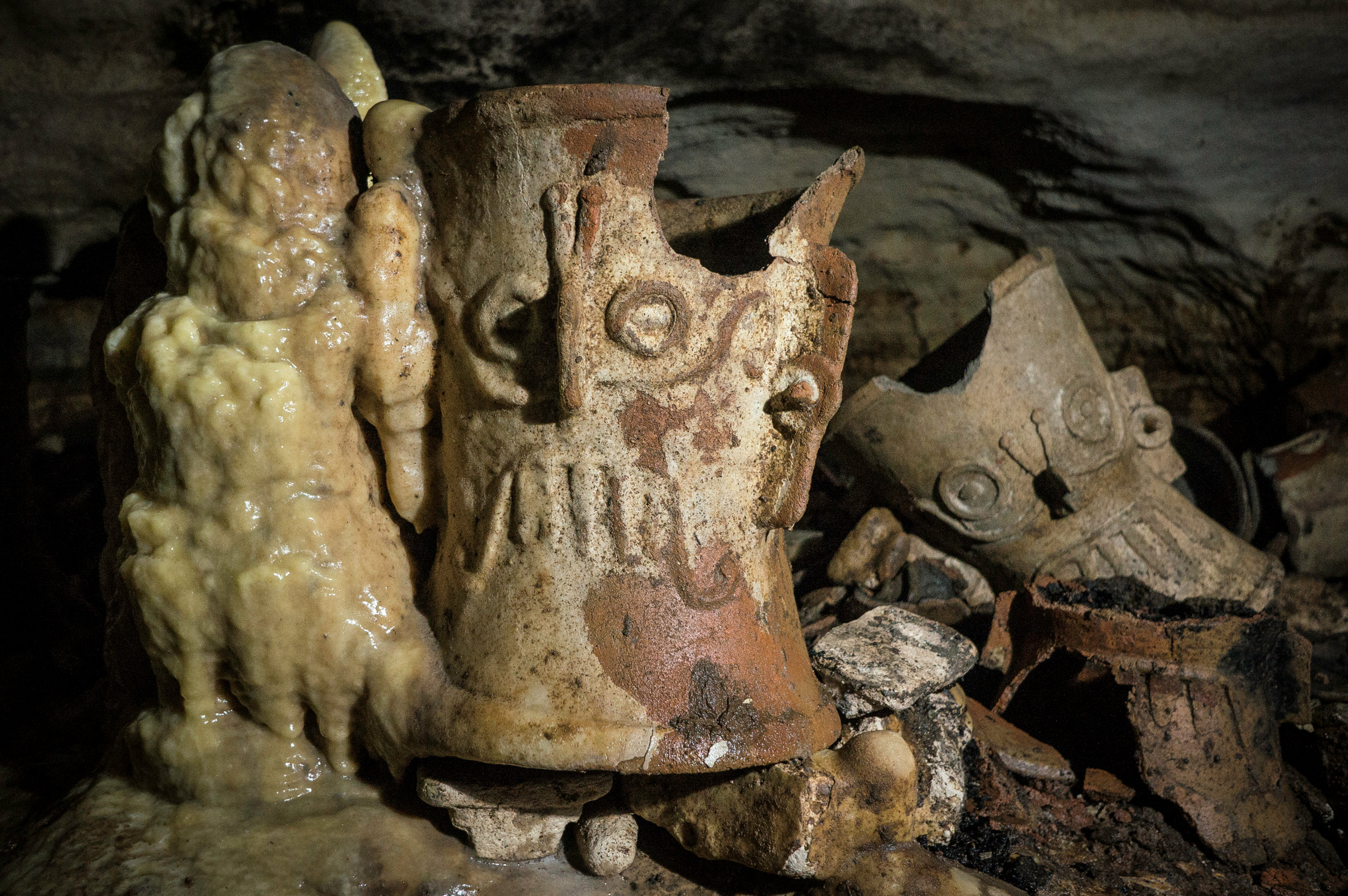 Los arqueólogos, que han recorrido hasta ahora unos 460 metros "a gatas o a rastras en trayectos largos", seguirán explorando la cueva. Foto. Reuters