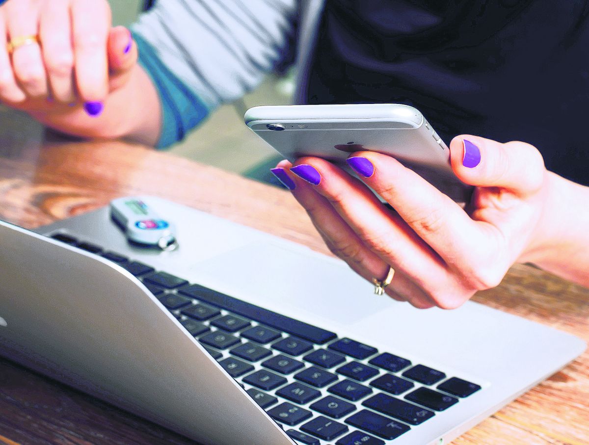 A medida que crece la cantidad de menores en el hogar, cae la participación de la mujer en el mercado laboral. Foto: Shutterstock.