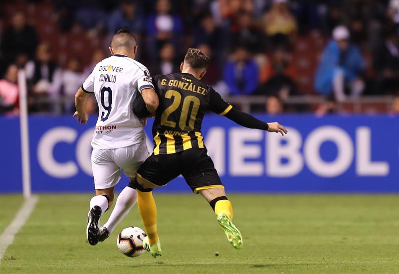 Imágenes del juego entre Liga de Quito y Peñarol por Copa Libertadores. Fotos: EFE