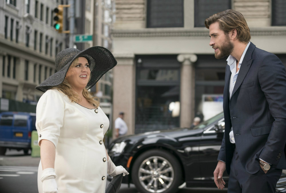 Rebel Wilson y Liam Hemsworth protagonizan la comedia romántica ¿No es romántico?, ya disponible en Netflix. Foto: Difusión
