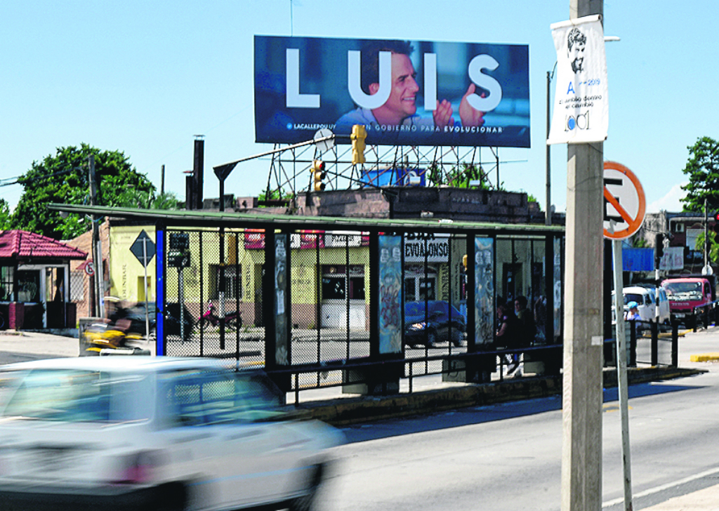 Carteles de Luis Lacalle Pou y Verónica Alonso se ven en muchas columnas. Foto: Fernando Ponzetto