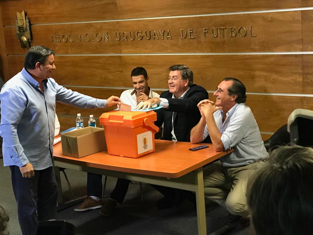 Yamandú Costa votando