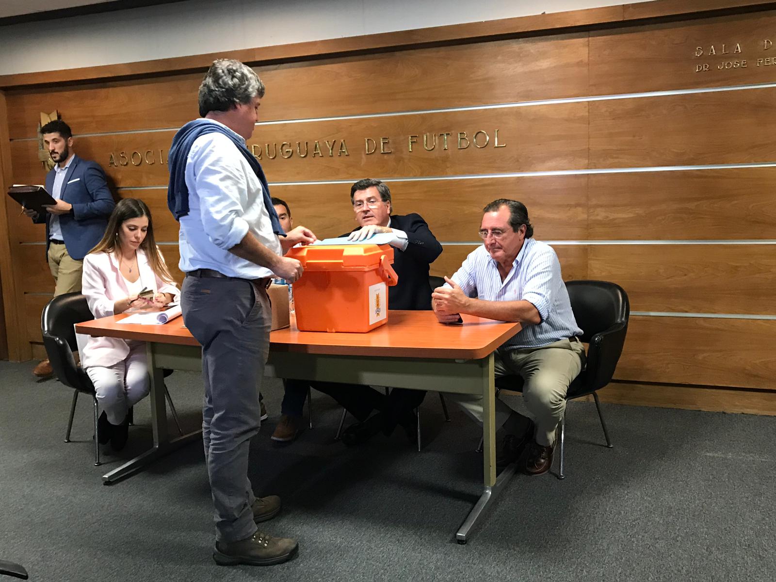 Voto de Albion en la AUF