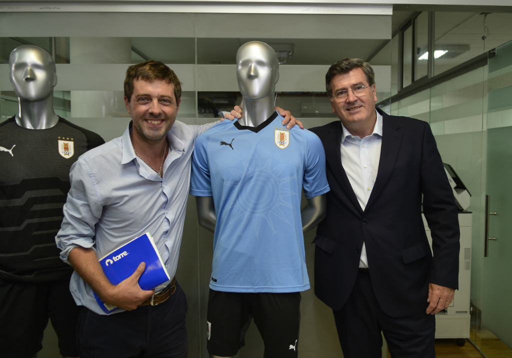 Alonso y Bordaberry, el que entra y el que se va, con la celeste en el medio. Foto: Gerardo Pérez