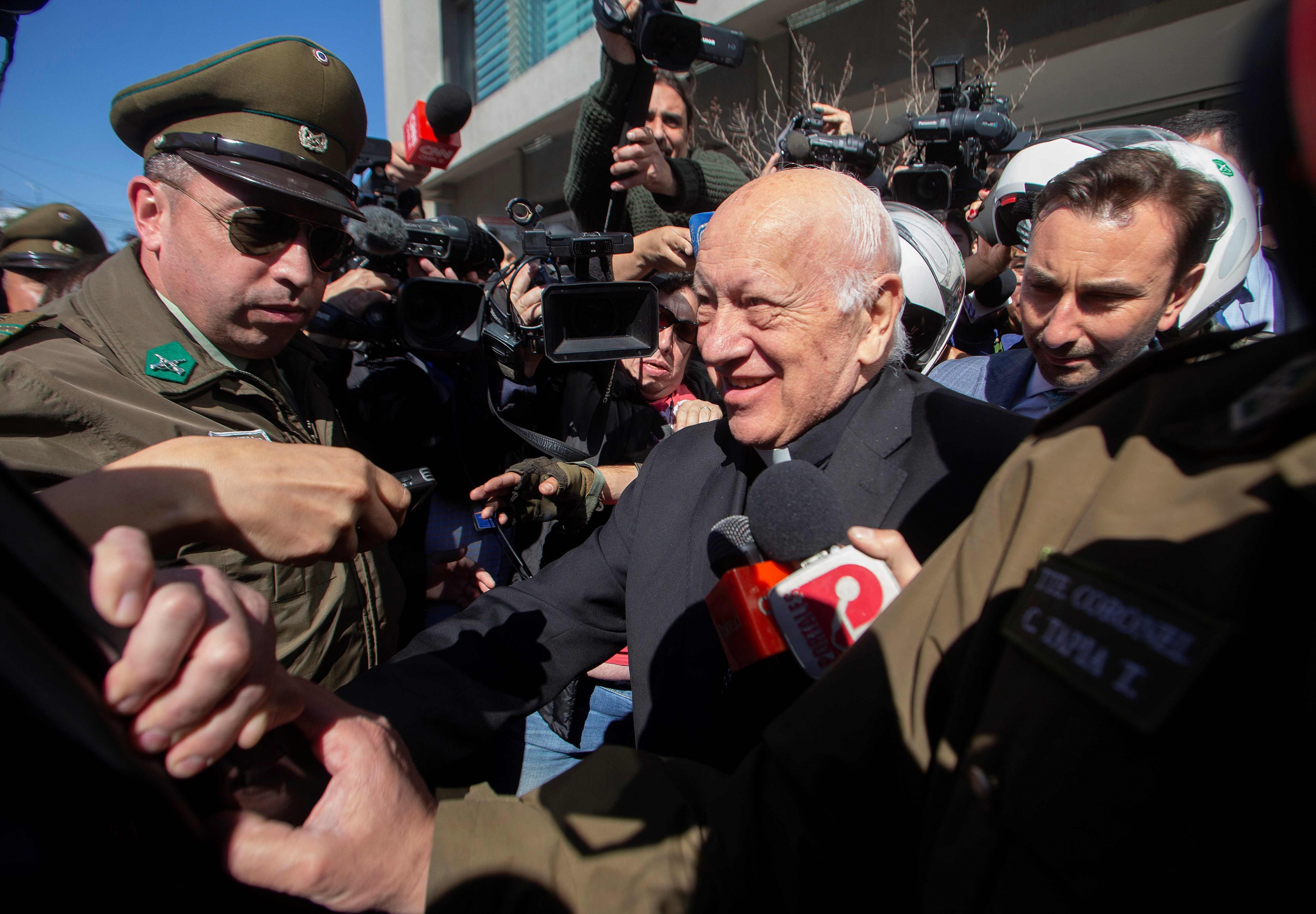Ricardo Ezzati en octubre de 2018, luego de declarar ante un fiscal por un caso de encubrimiento en la ciudad de Rancagua. Foto: AFP