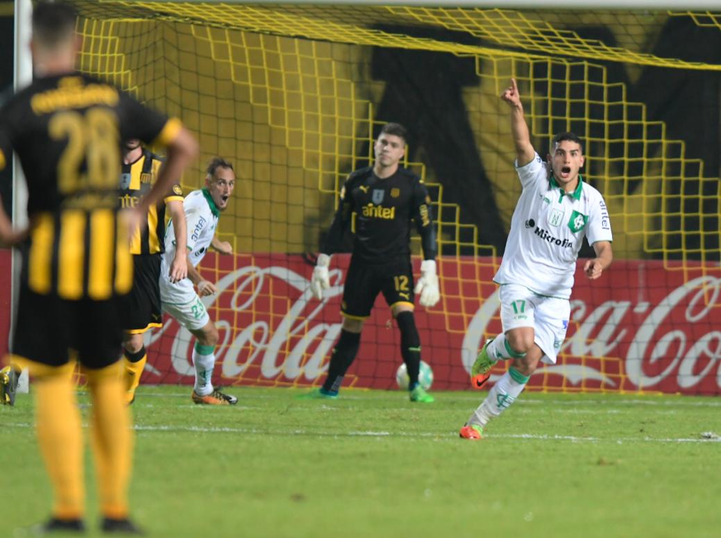 Peñarol vs. Racing. Foto: Gerardo Pérez.