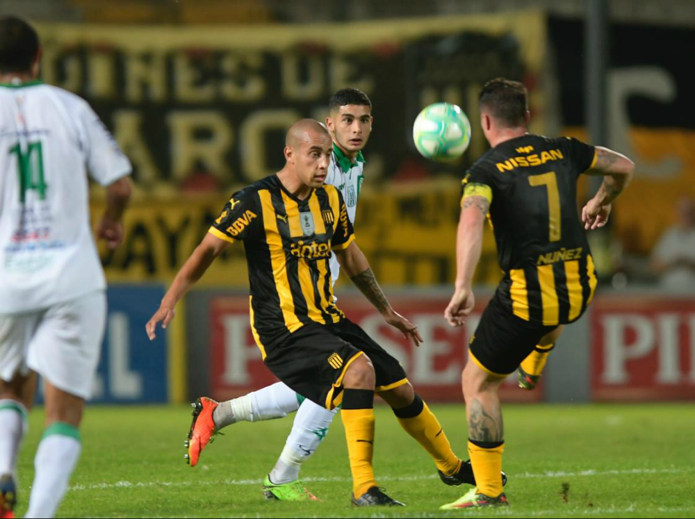 Racing y Peñarol en el CDS por la sexta fecha del Torneo Apertura. Fotos: Gerardo Pérez
