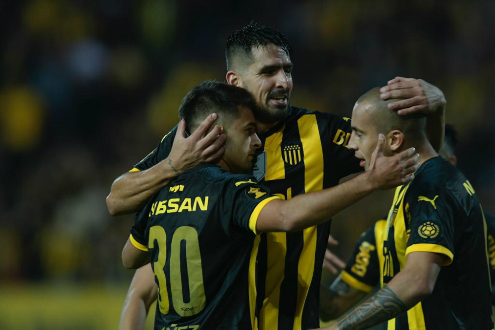 Racing y Peñarol en el CDS por la sexta fecha del Torneo Apertura. Fotos: Gerardo Pérez
