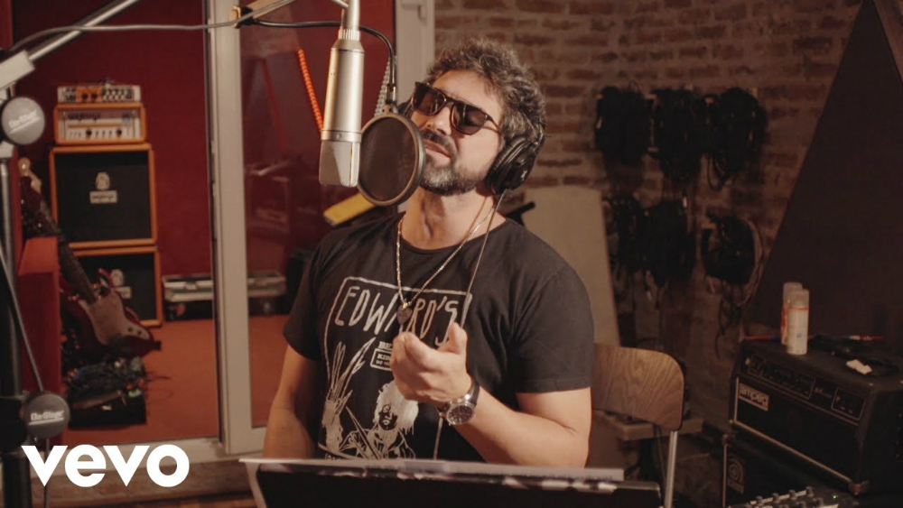 Ivan Noble interpreta Moscas en la casa de Shakira