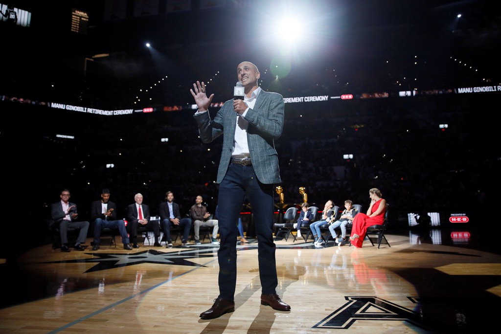 El retiro de la camiseta de Emanuel Ginóbili en San Antonio Spurs. Foto: AFP.