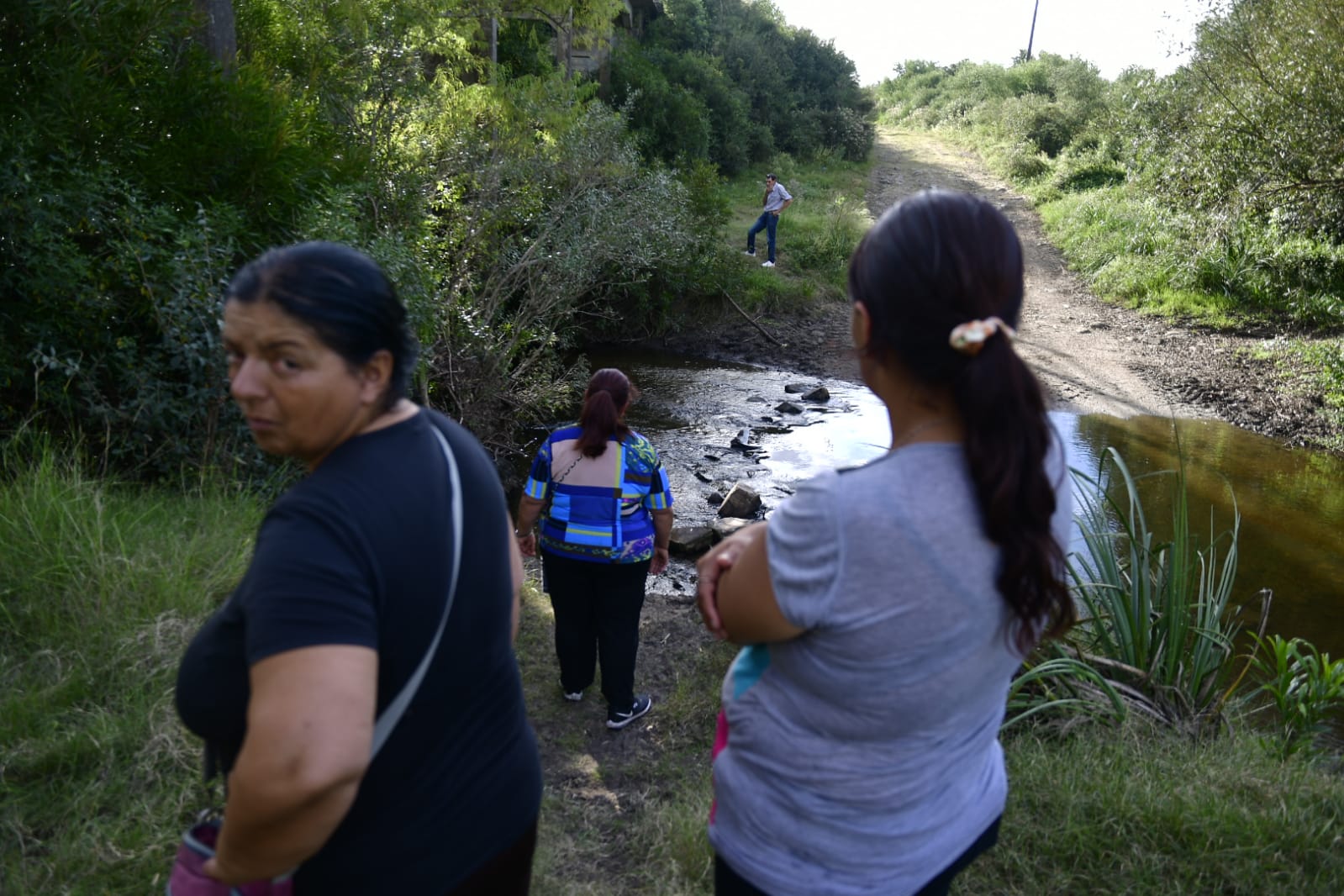 Familiares y amigos de la mujer desaparecida buscan en la zona donde pareció el pantalón y la alfombra. Foto: Fernando Ponzetto.