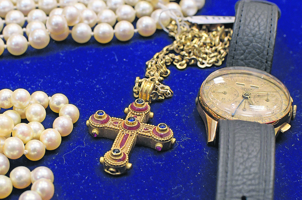 Cruz rusa de oro de 22 quilates, con esmalte y con zafiros; un reloj de oro y collares de perlas. Foto: L. Mainé