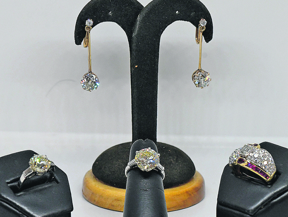 Joyería La Fontaine: solitario de platino y brillante de 4.85 gramos de 1910; solitario de platino y brillante de 7,42 de 1900; anillo de oro amarillo, brillantes y rubíes de entre 1950 y 1960; aros de oro con brillantes 4 gramos, de 1910. Foto: L. Mainé