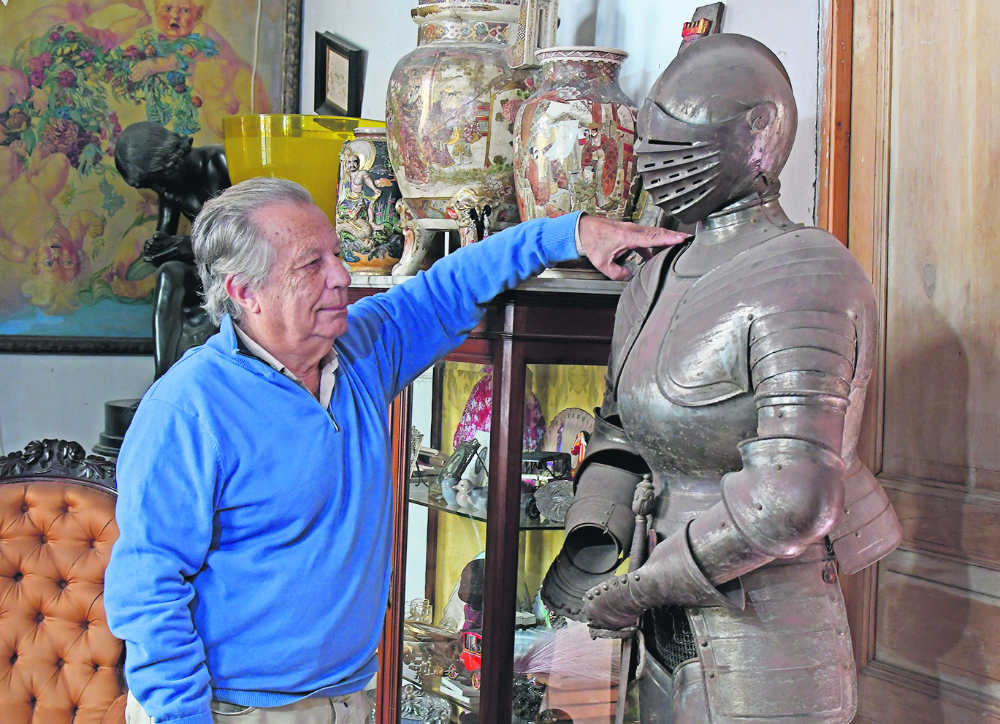 El señor junto a la armadura es el anticuario Julio Rey. Foto: L. Mainé