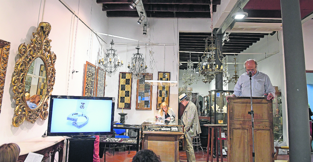 Bavastro durante un remate de alhajas y relojes del miércoles pasado. Foto: L. Mainé