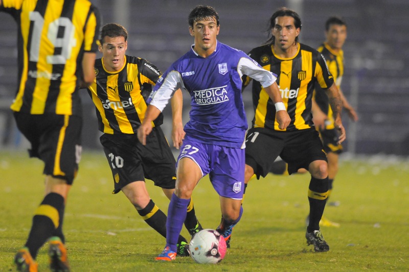 Giorgian De Arrascaeta en uno de los duelos en los que enfrentó a Peñarol. Foto: Archivo El País