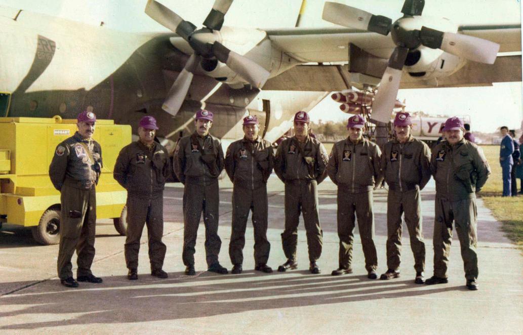 La tripulación, al recibir el avión bombardero en Córdoba, en mayo de 1982. Foto: La Nación/GDA.