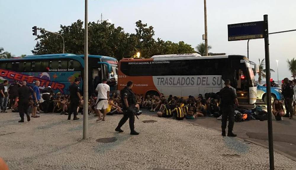 Los hinchas de Peñarol que fueron detenidos luego de los disturbios con los hinchas del Flamengo. Foto: Enrique Arrillaga