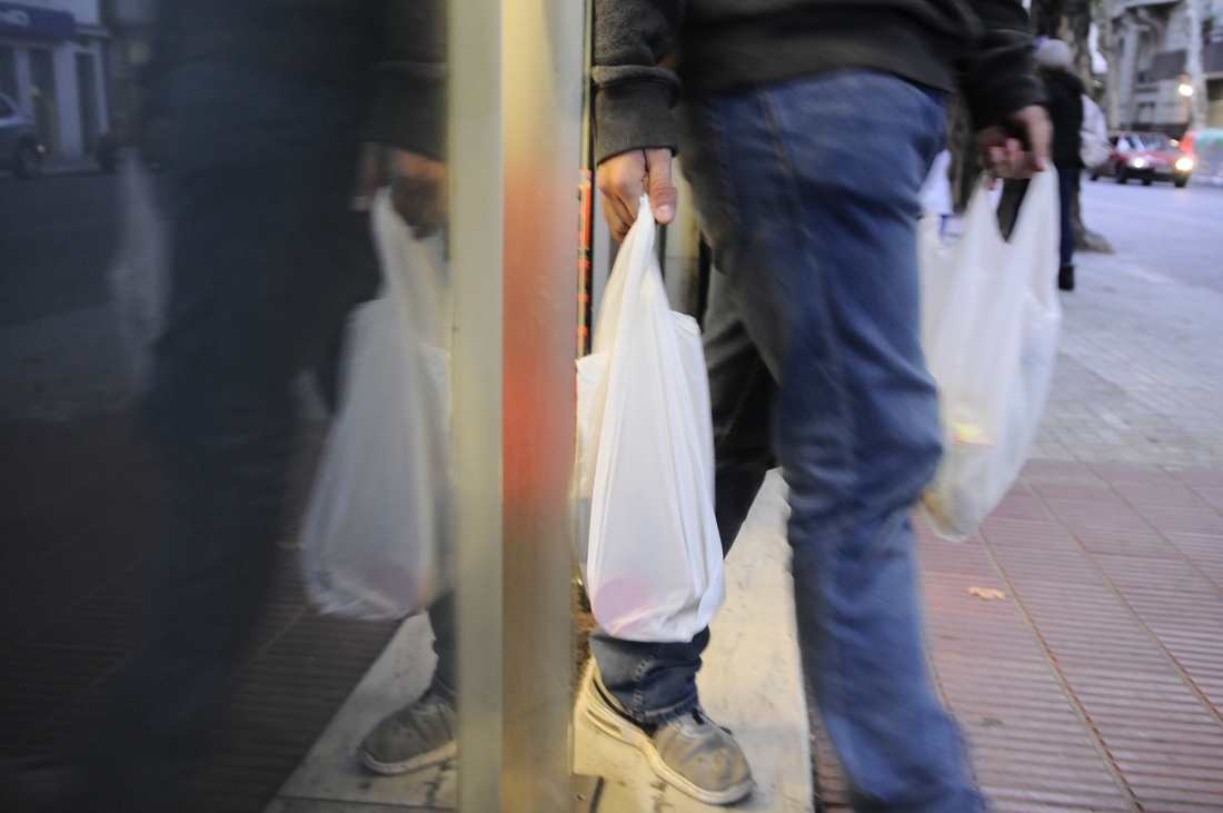 Las bolsas se cobran desde el lunes 1° de abril. Foto: Darwin Borrelli
