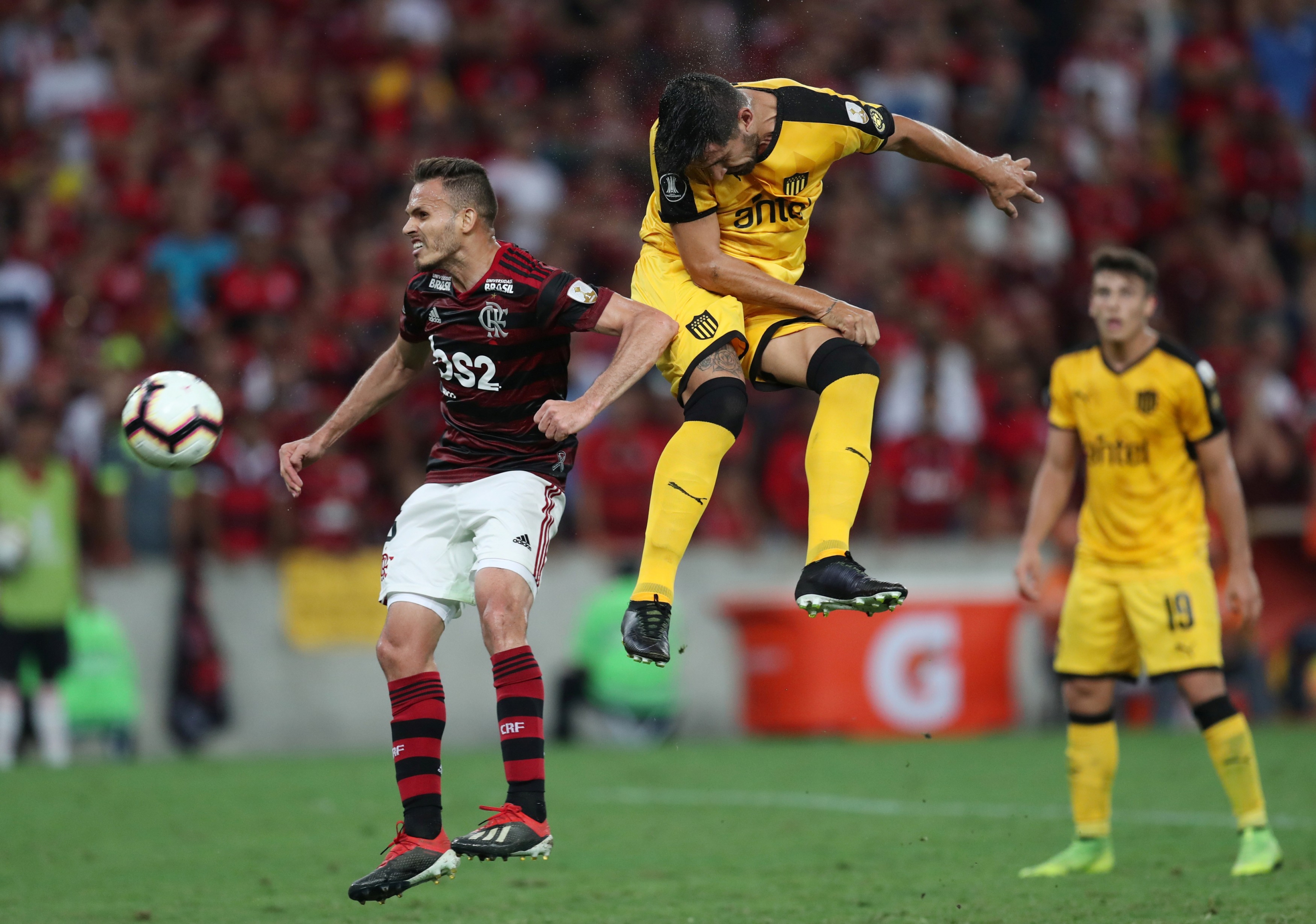 Lucas Viatri y su cabezazo de gol para el triunfo de Peñarol ante Flamengo en Maracaná. Foto: Reuters.