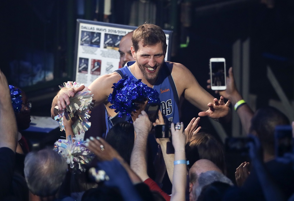 Dirk Nowitzki en su último partido con Dallas Mavericks de local. Foto: Reuters