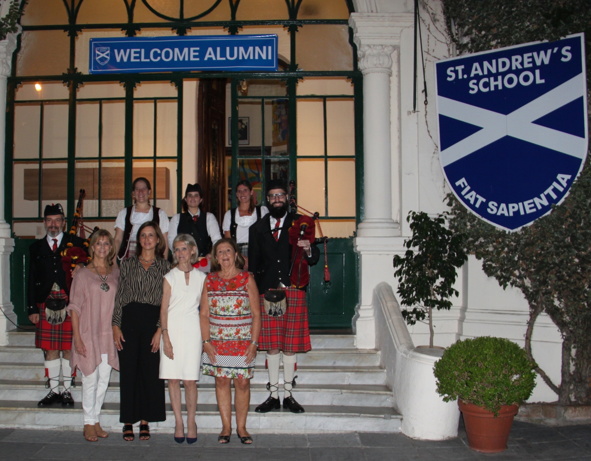 Inés Linn. Magdalena Segredo, María Magdalena Sienra, Ana Hunt e integrantes de “The City of Montevideo Pipe Band”