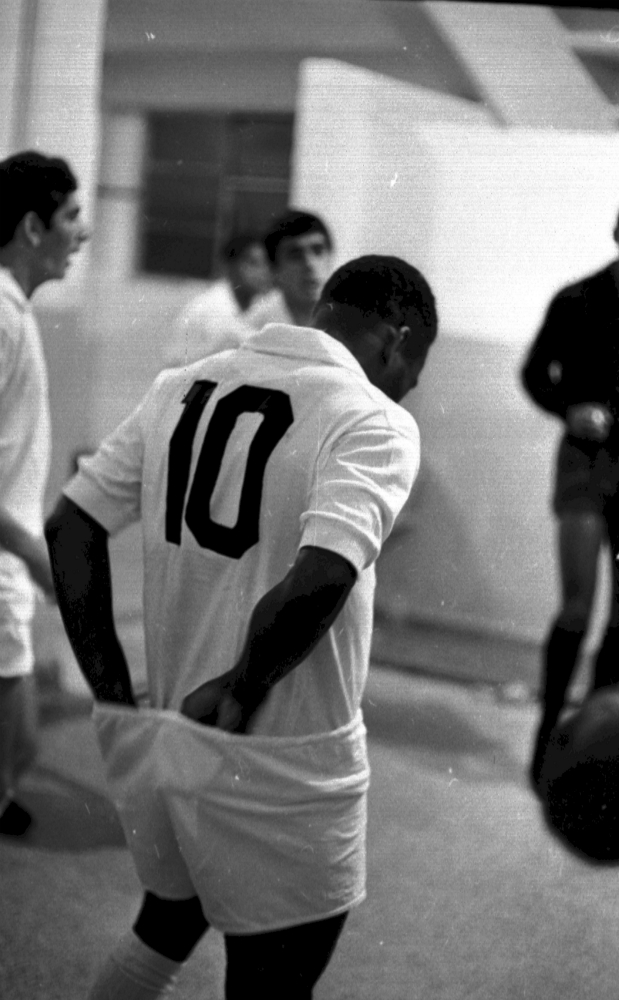 Pelé con la 10 del Santos en el Centenario, en la década de 1960.