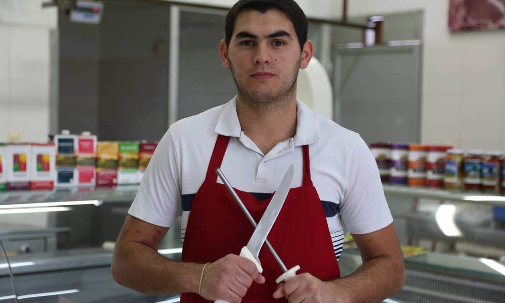 Matías Suhr, jugador de la selección de Colonia, trabaja como carnicero. Foto: Mateo Vázquez