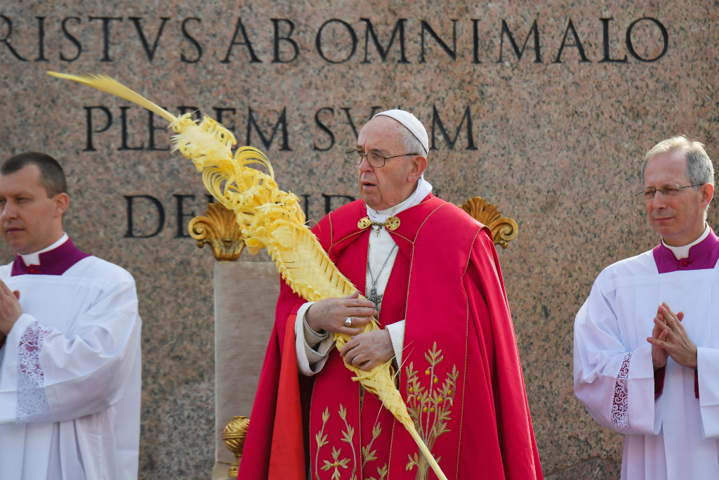 Francisco pidió a la multitud rezar por la paz, particularmente en Tierra Santa y en todo Oriente Medio. Foto: AFP