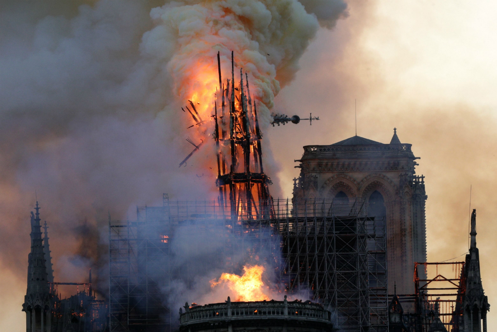 Llegó a temerse por un desastre total, pero los bomberos aseguraron que la estructura central y las torres se salvaron. Foto: AFP
