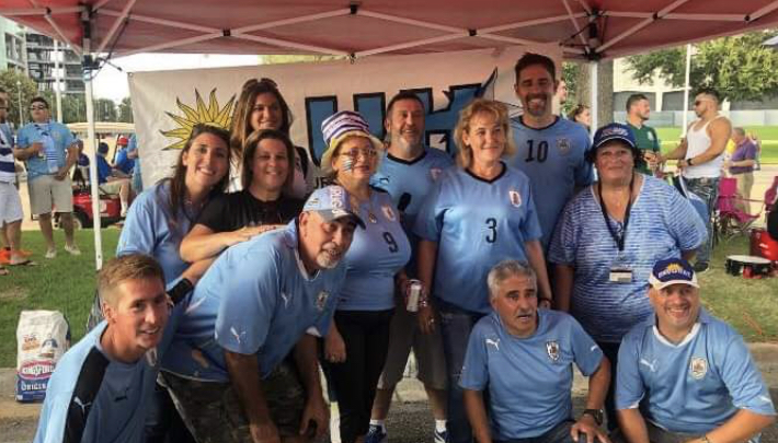 Con la Celeste. Algunos de los integrantes de la agrupación solidaria en Houston. Foto: Asociación Uruguaya en Houston.