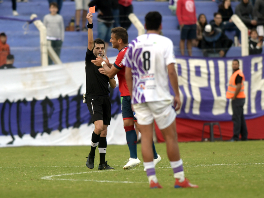 La roja de Andrés Cunha a Gonzalo Bergessio en el Fénix vs. Nacional