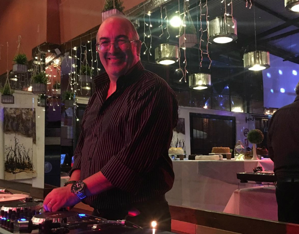 Ramón Rosas disfruta más que antes sus vinilos, porque mejoró la calidad. Foto: El País