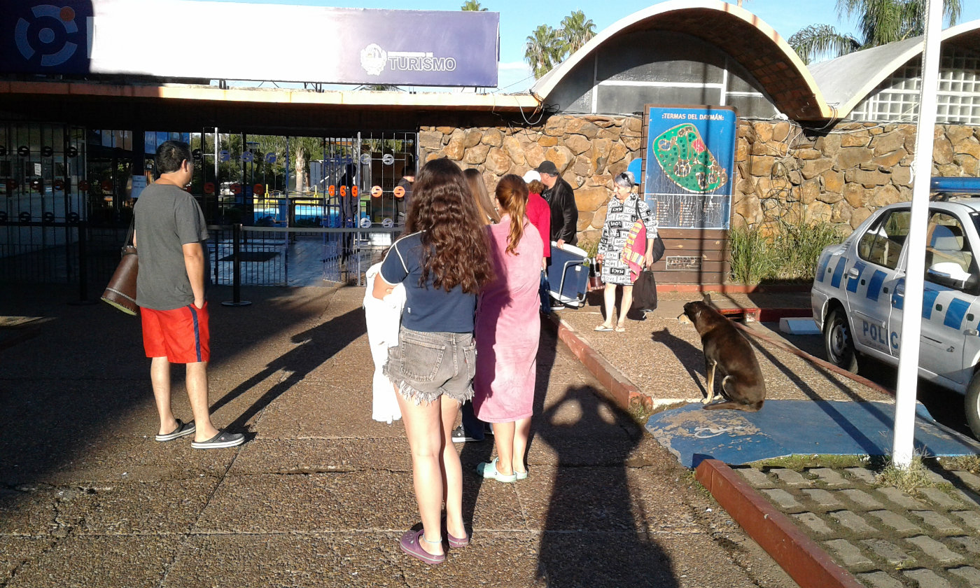 Los turistas no pudieron ingresar esta mañana al parque. Foto: Luis Pérez.