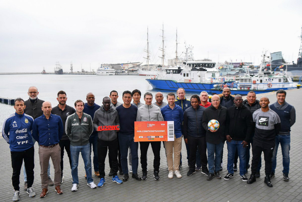 Los técnicos de los equipos clasificados promocionando la venta de entradas