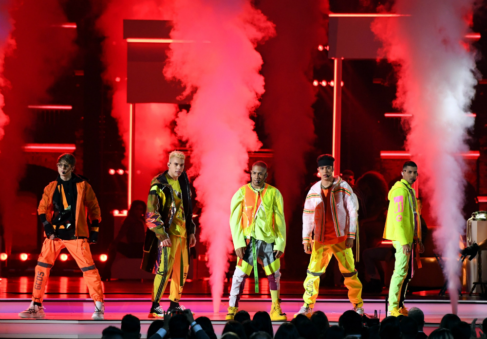 CNCO sobre el escenario del Mandalay Bay Events Center de Las Vegas. Foto: AFP