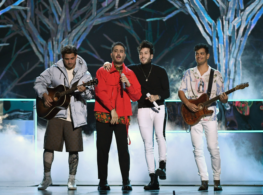 Sebastián Yatra junto a Reik también subieron al escenario para interpretar la canción "un año". Foto: AFP