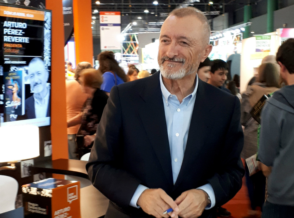 Arturo Pérez-Reverte  estuvo en la Feria del Libro de Buenos Aires donde no pasó desapercibido. Foto: AFP