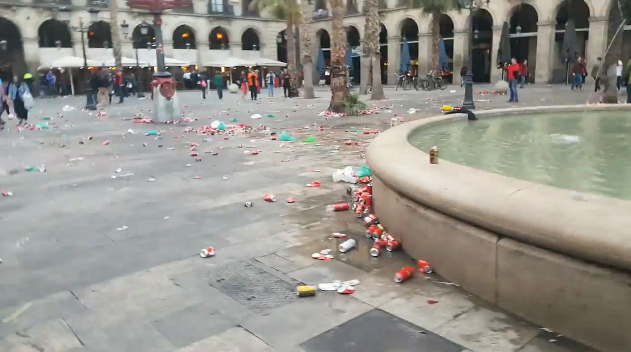 Así quedó la Plaza Reial tras los disturbios