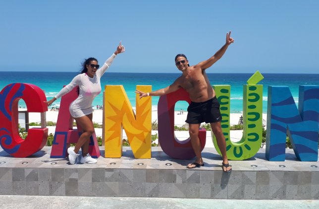 Caren y Jorge en el emblemático cartel de Cancún