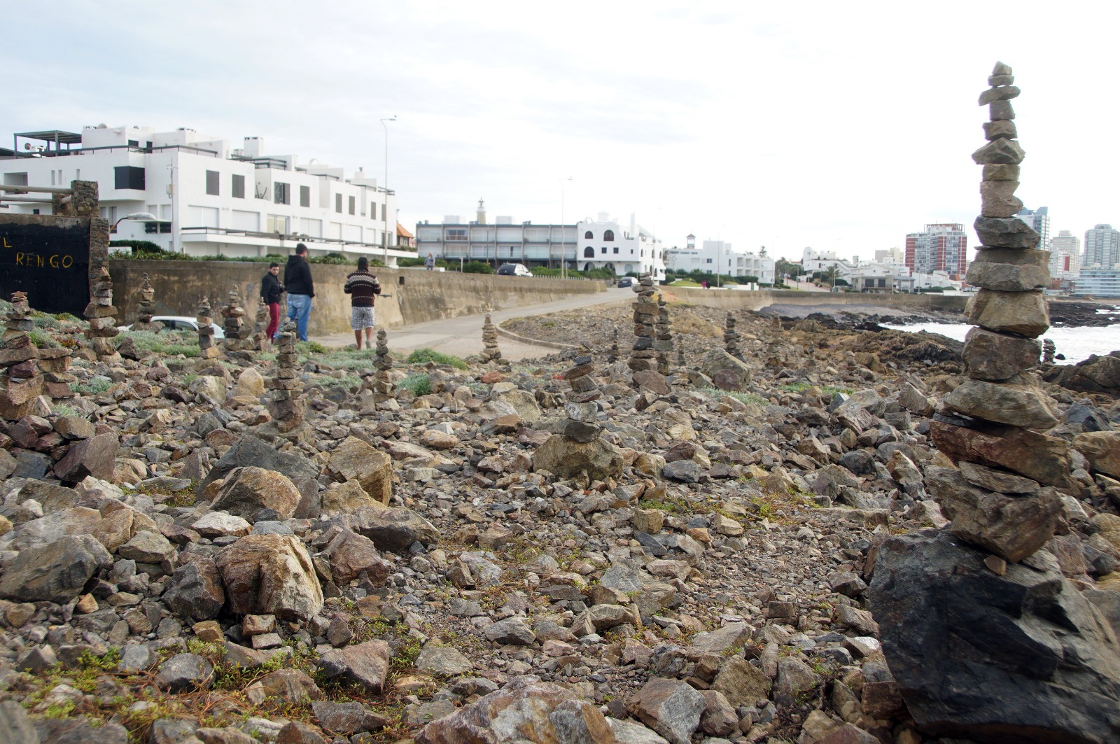 En Punta del Este aparecieron torres de piedras. Foto: Ricardo Figueredo