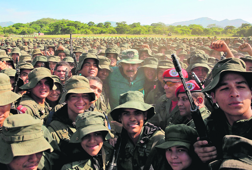 Maduro aparece con cadetes en el centro de entrenamiento de la Universidad Militar Bolivariana. Foto: AFP