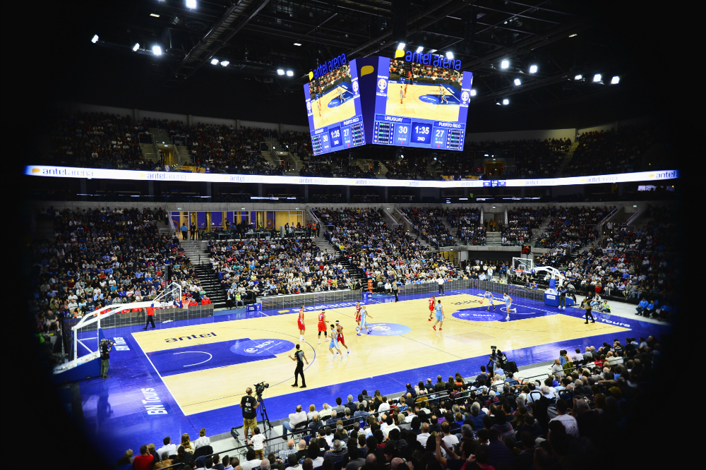 El Antel Arena al recibir su primer partido de básquetbol en noviembre de 2018 entre Uruguay y Puerto Rico.