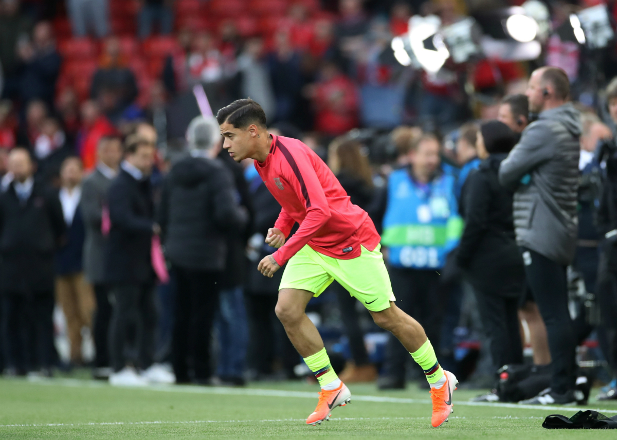 Coutinho entrenando antes del inicio del partido. Foto: Reuters.