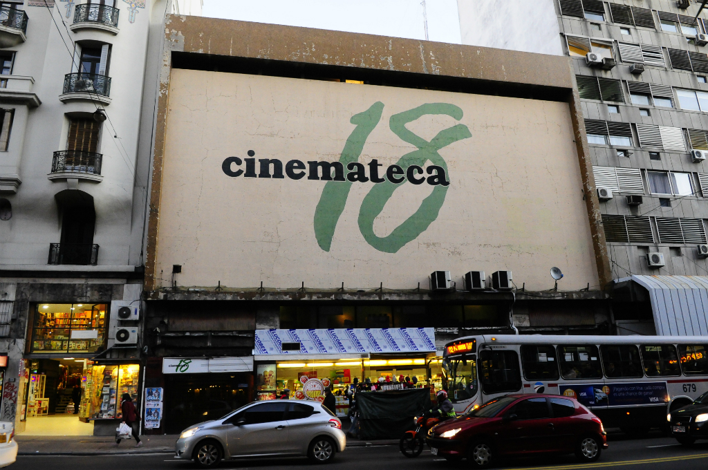 Sala de cine de Cinemateca Uruguaya ubicada en Avenida 18 de Julio 1280, en planta alta, donde funcionó antes la tertulia. Foto: Archivo El País