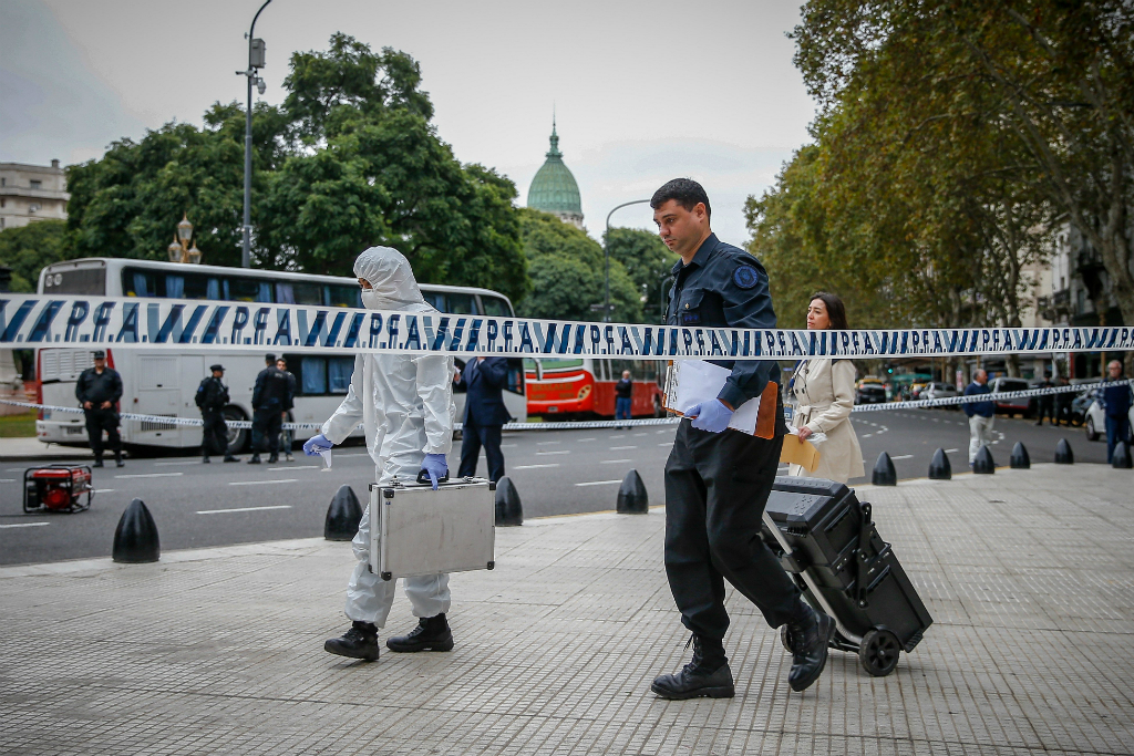 La policía técnica argentina trabajando donde fue el atentado cerca del Congreso. Foto: EFE