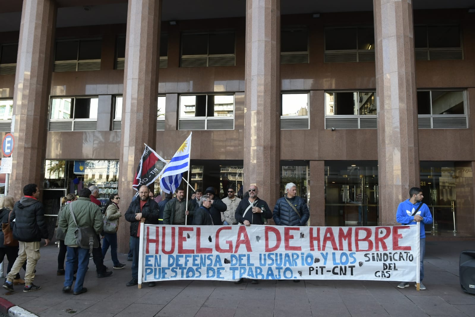 Tres trabajadores del gas siguen con la huelga de hambre. Foto: Leo Mainé