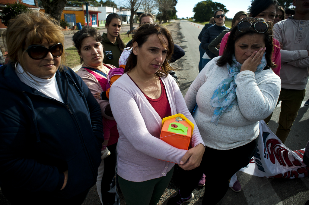 Beatriz Carlini e Ivana Gallardo junto a otras vecinas, escuchando el resumen de la reunión con la directora de Mevir, Cecilia Blanco. Foto: Fernando Ponzetto