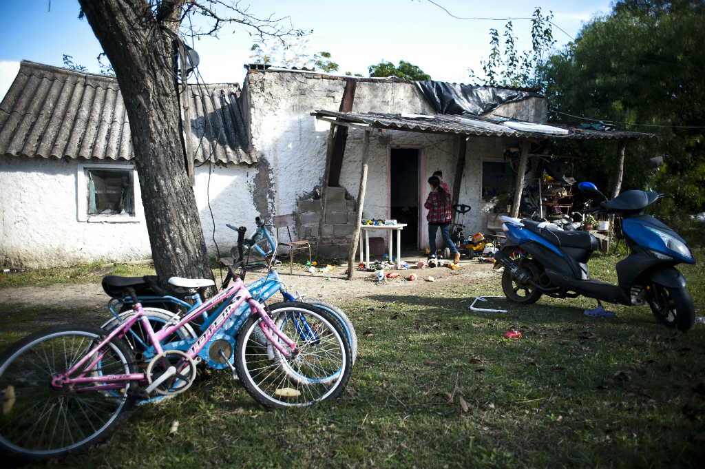 Cristina Chagas y David Berriel viven con sus dos hijos en una casa de material con chapas agujereadas, forradas con nylon. Foto: Fernando Ponzetto