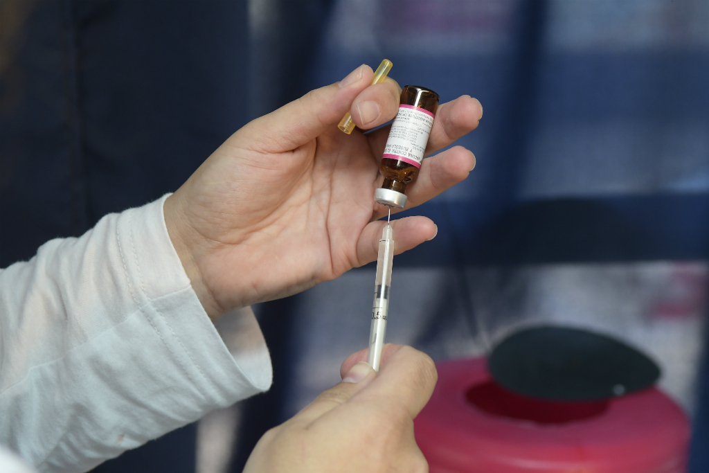 En Uruguay todas las personas mayores de 15 meses y nacidas luegode 1967 deben contar con dos dosis de la vacuna contra el sarampión. Foto: Leonardo Mainé